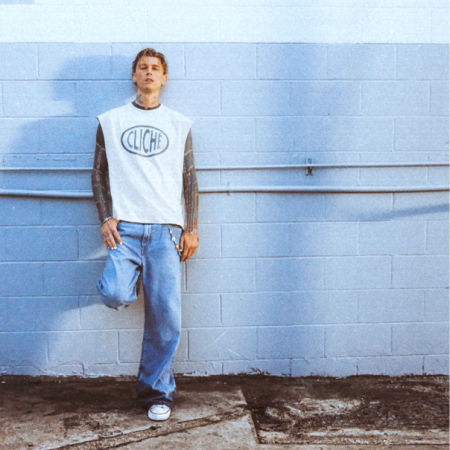 O novo single de mgk, “cliché”, faixa de seu 7° álbum de estúdio, já está disponível