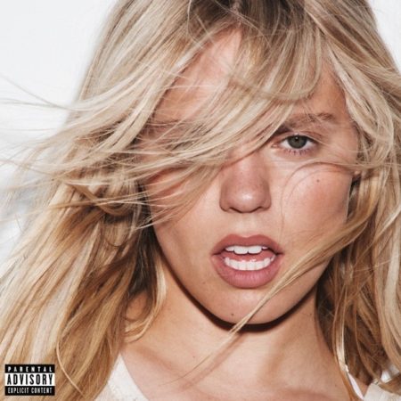 Reneé Rapp anuncia a chegada de seu novo álbum, “Bite Me”, com o lançamento de “Leave Me Alone”