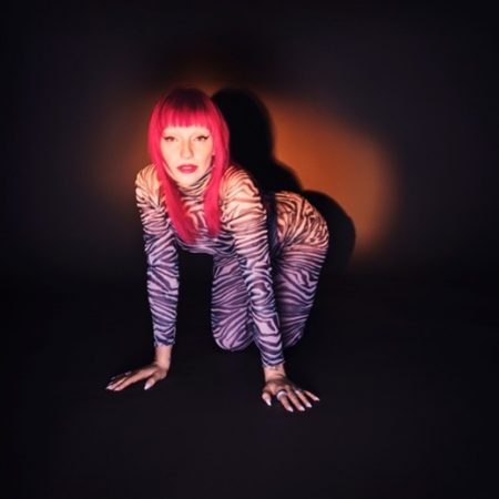 Sophie And The Giants está de volta com seu novo single, “A Little Bit Wild”, uma faixa perfeita para o verão