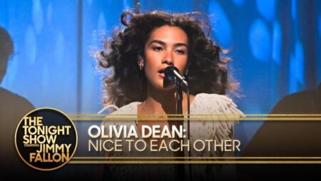 Confira a performance de Olivia Dean com o single, “Nice To Each Other”, no programa The Tonight Show Starring Jimmy Fallon