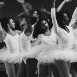 Olivia Dean apresenta sua nova faixa, “Lady Lady”, com clipe estrelado pela bailarina principal Francesca Hayward