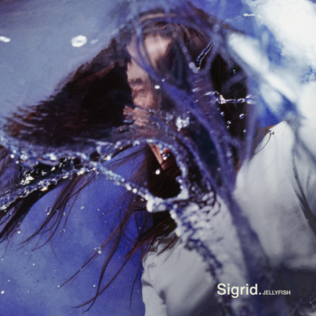 Sigrid está de volta com o single inédito “Jellyfish”, seu primeiro lançamento solo em quase dois anos