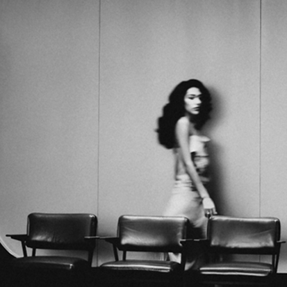 Olivia Dean apresenta o single “Man I Need”. A faixa vem acompanhada de videoclipe