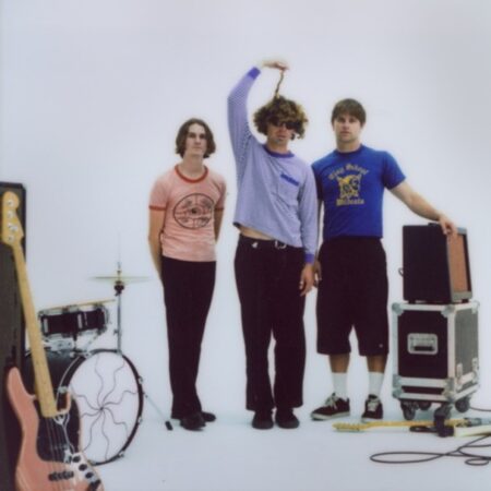 almost monday embarca em nova fase com o single e clipe “enjoy the ride”