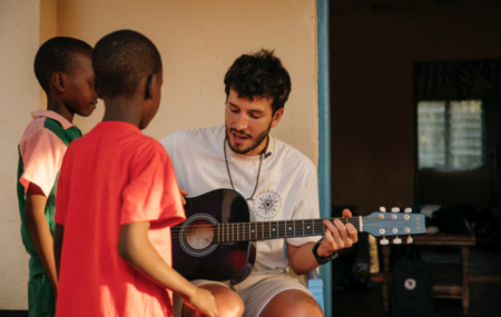 Sebastián Yatra estreia o vídeo oficial de “Amen” em parceria com a Fundação AUARA