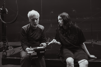 Billie Eilish anuncia a data de estreia de seu aguardado filme-concerto em 3D, dirigido pelo lendário cineasta James Cameron