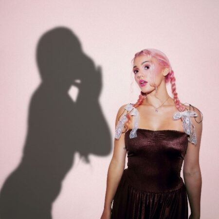 A Aya Florez lança “Eu Te Superei”: um pop leve, divertido e (nem tão) resolvido sobre o amor