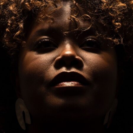 Ludom condensa seu percurso no mundo em novo disco autointitulado e abraça a vulnerabilidade como resistência