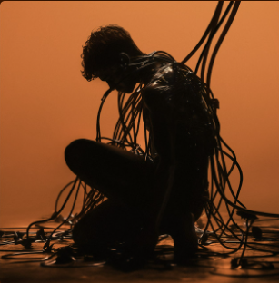 O DJ e produtor Anyma lança a track “Out Of My Body”, com a participação de EJAE