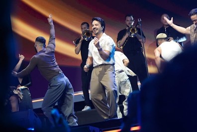 Luis Fonsi arrebata o palco com a explosiva estreia ao vivo de “CAMBIARÉ” na histórica 30ª Edição Dos Premios Dial 2026, na Espanha
