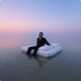 R3HAB assume o microfone em “Right here…”,  com RHODES