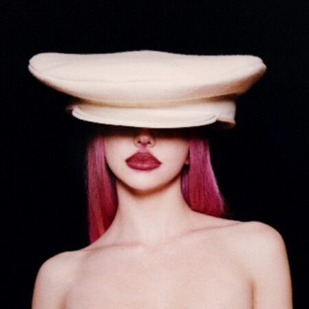 O novo single de ADÈLA, “KGB”, já está disponível