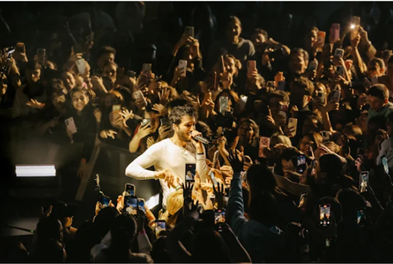Sebastián Yatra reafirma seu amor por Buenos Aires: uma celebração de euforia e emoção total com ingressos esgotados no início triunfal da “Entre Tanta Gente Tour”