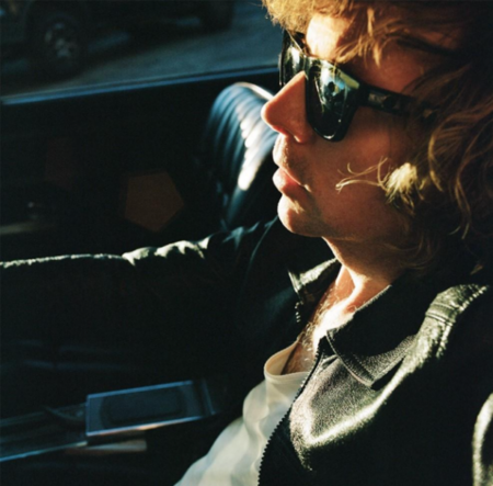 Beck lança seu novo single e clipe “Ride Lonesome”