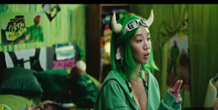 Feid apresenta o videoclipe de “Que Vuelta Vox”