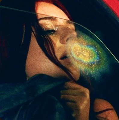 Rose Gray retorna com o novo hino pop “Club To Your Arms”