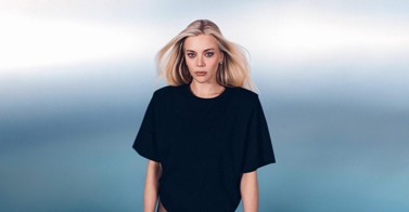 Becky Hill lança o novo single e clipe de “what do i have to do?”