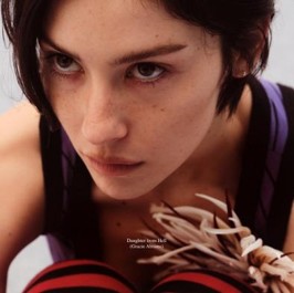 O terceiro álbum de Gracie Abrams, “Daughter From Hell”, já está disponível