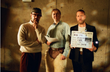 Mumford & Sons reúne Paul Dano, Shailene Woodley e Oscar Isaac no novo clipe de “Here””