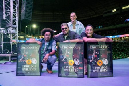 Os cantores Nesk Only, 2metro e Brunno Ramos são surpreendidos com o Disco de Ouro pela música “Limitado 2” no palco do Ore Comigo festival