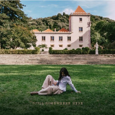 Sofia Camara anuncia novo EP “Still Somewhere Here”, com lançamento em 9 de outubro, e apresenta o novo single “Hallucinating”