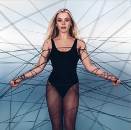 Às vésperas do lançamento de seu novo álbum, Becky Hill apresenta a música “Changes”
