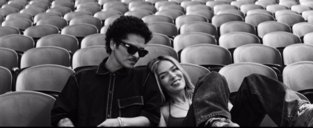 KAROL G e Bruno Mars disponibilizam o vídeo oficial de “Still”, que traz sua primeira performance juntos ao vivo